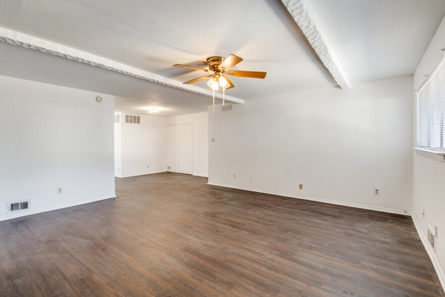 Building Photo - 15825 El Estado Dr