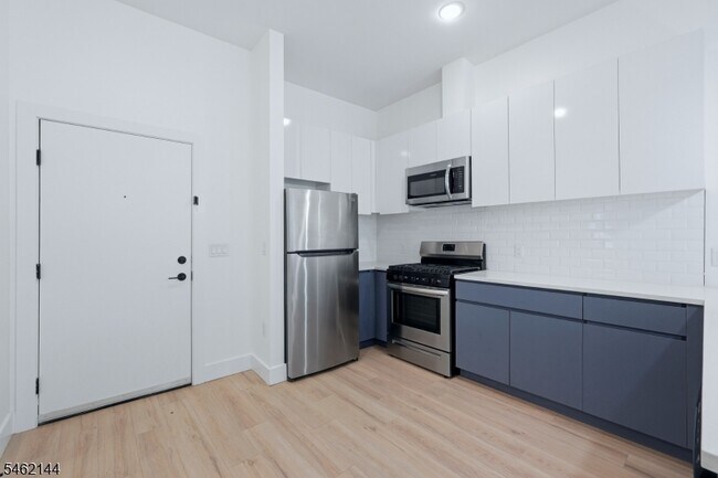 Building Photo - 420 River Dr