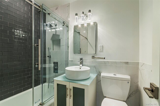 Building Photo - 3935 Blackstone Ave