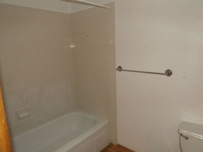 Building Photo - Nice 2 Bedroom Upper Unit In 4-PLex!