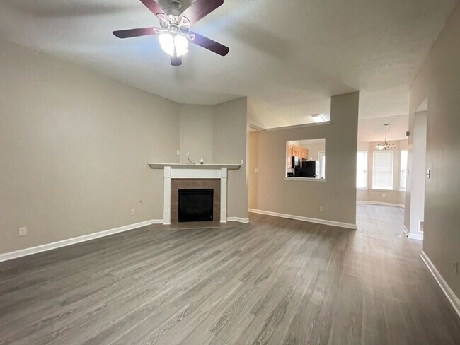 Building Photo - Alexander crossing