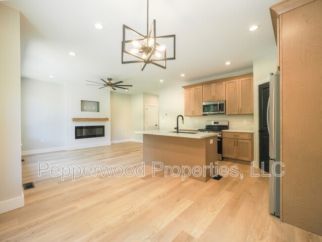 Building Photo - 933 Ansel St