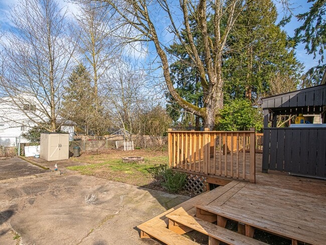 Building Photo - $500 off 1st month! Adorable 3-bdrm/1-bath in Kenton. Hardwoods, deck, W/D, huge fenced backyard,...