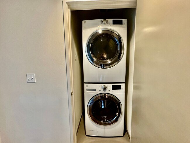 Building Photo - Location! Location! Modern 3 bed, 2.5 bath, Townhome near Greenlake!