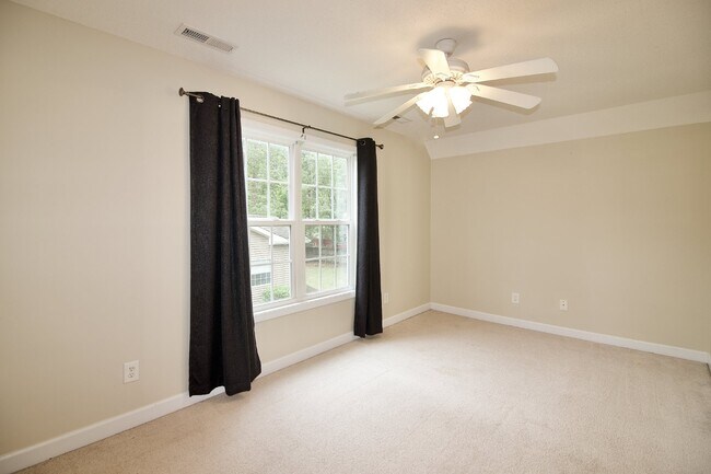 Building Photo - Great 3 bed + bonus house in Aberdeen