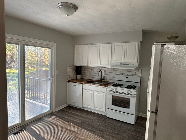 Building Photo - 895 N Cedar Rd