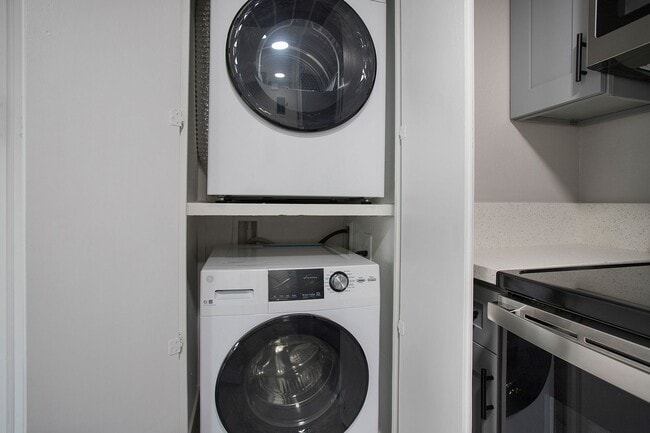 Building Photo - Beautifully Renovated 2 Bedroom 2 Bath Condo