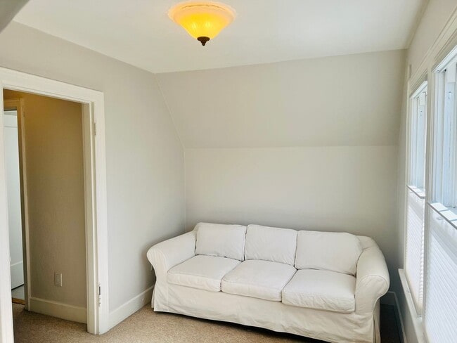 Building Photo - English Cottage Charmer meets Excellence