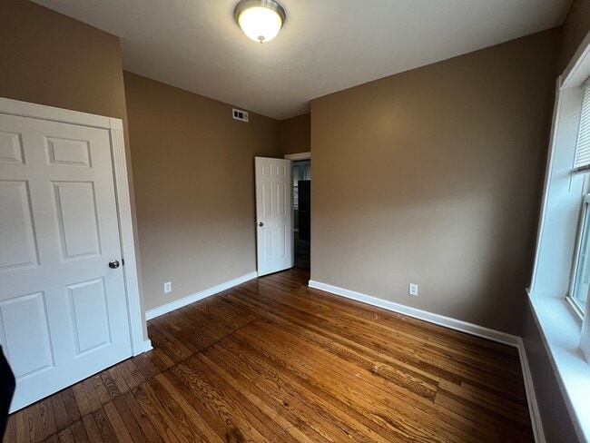 Building Photo - 735 N Hamlin Ave