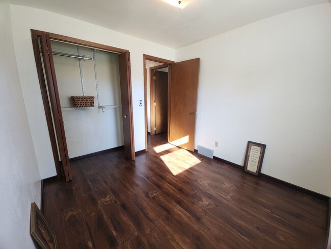 Building Photo - Family-Friendly 3BR Ranch with Home Office...