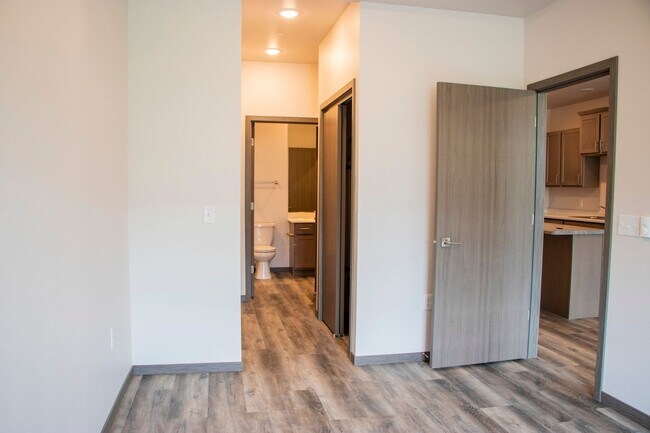 Building Photo - Stylish 1 bed- Southside Eau Claire