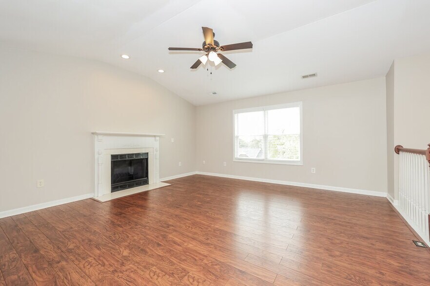 Building Photo - 2712 Mollys Ct