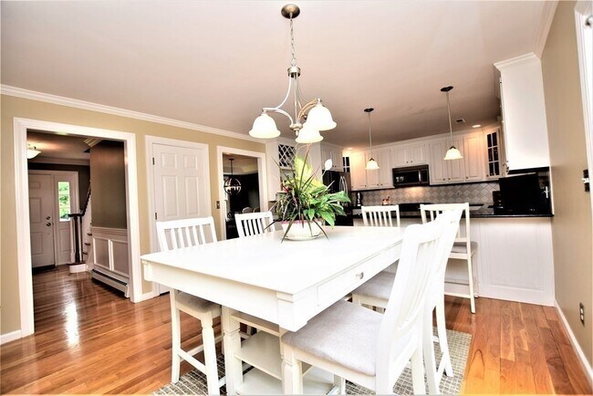 Building Photo - 398 Davis St