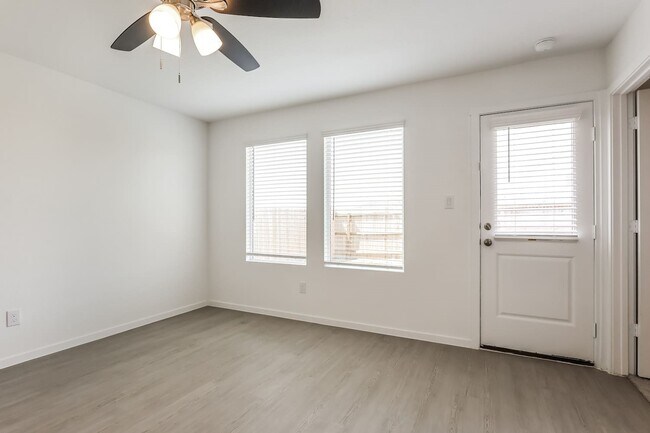 Building Photo - 3724 Axis Hl St