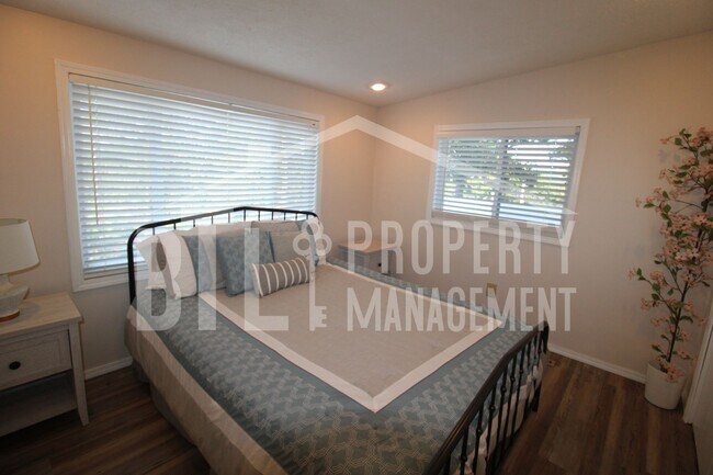 Building Photo - Fully Furnished Cape Fair Home Near Table Rock Lake