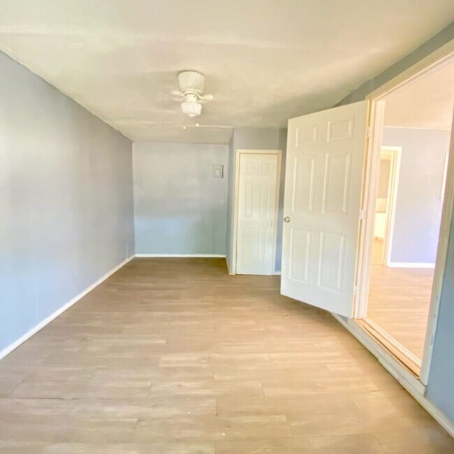 Building Photo - Handyman Special $0 First Month's Rent / “You fix, you SAVE BIG!!” Contact Mayshell for details: ...