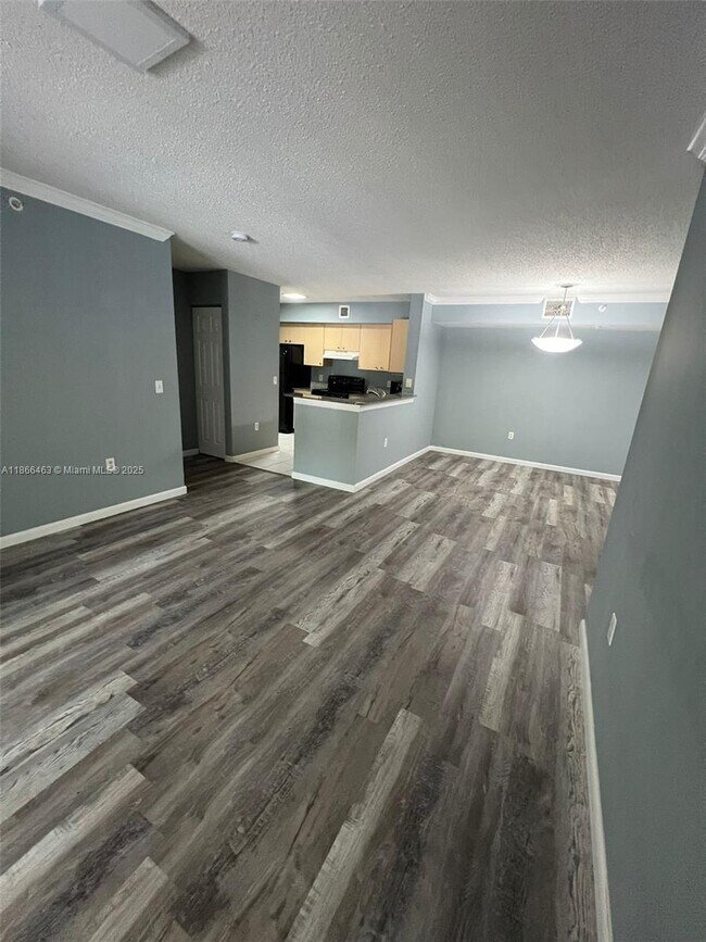 Building Photo - 2427 Centergate Dr