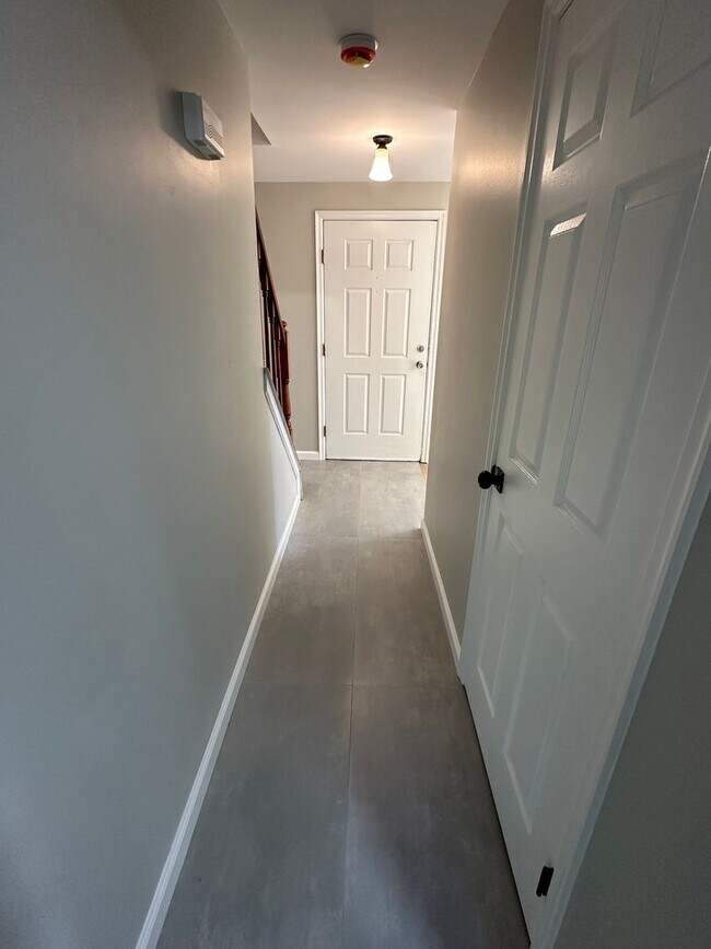 Building Photo - 4 bedroom 2.5 bath single family in Burlin...