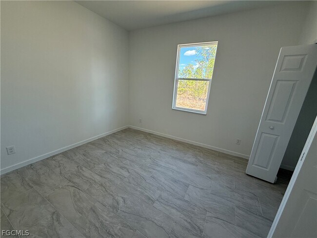 Building Photo - 1115 Cove St E