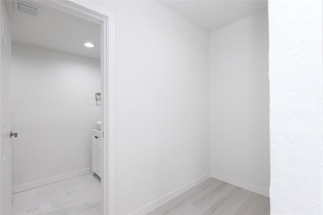 Building Photo - 713 SW 4th Ct