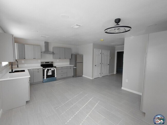 Building Photo - 510 Encinas Ave