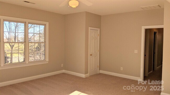 Building Photo - 16007 Kelly Park Cir