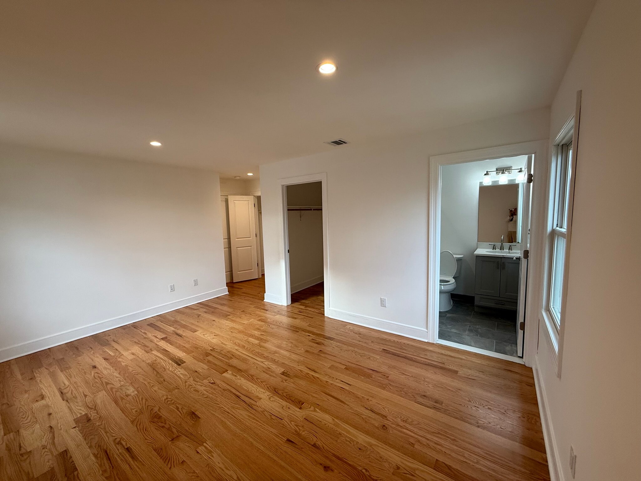 Building Photo - 370 Semel Ave