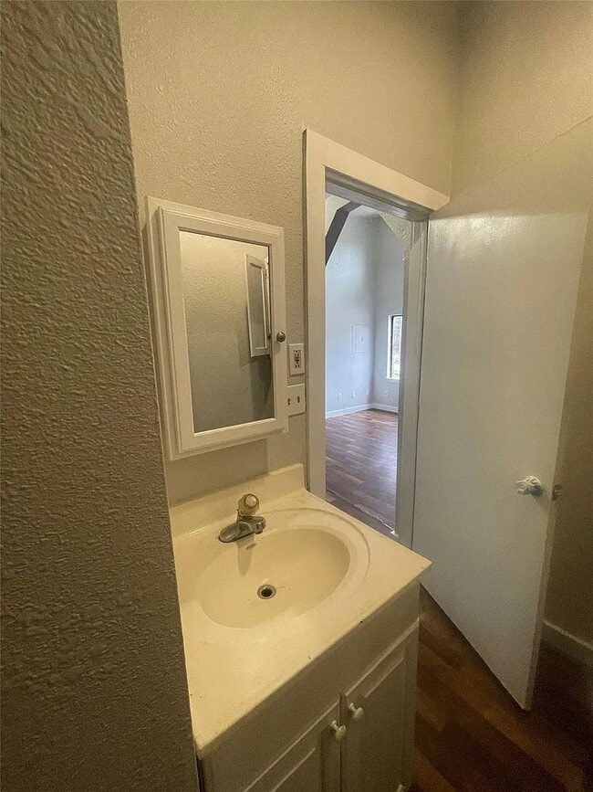 Building Photo - "Charming 1-Bed Gem in San Marcos: Cozy 700 sq ft Haven on West McCarty Lane!"