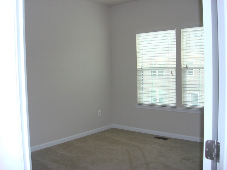 Building Photo - 340 Chessington Dr