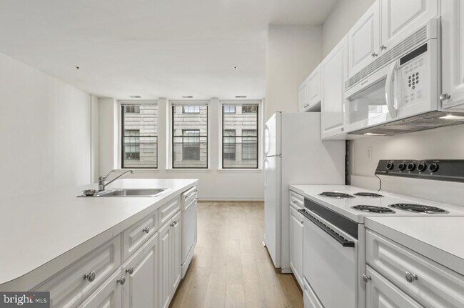 Building Photo - 1300-6 Chestnut St