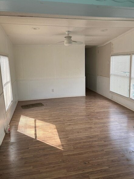 Building Photo - 250 Richard St