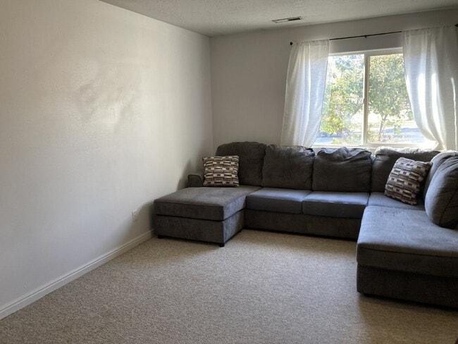 Building Photo - "Charming 2-Bedroom Townhouse with 2 Full ...