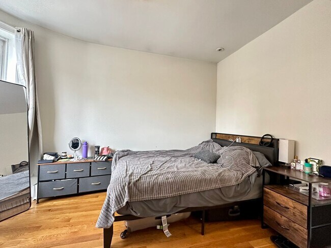 Building Photo - NO FEE!!!   MISSION HILL 4 BED/2 BATH ON HUNTINGTON W/EASY TRAIN ACCESS FOR 9/1