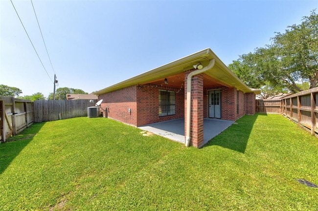 Building Photo - 402 Live Oak Ln