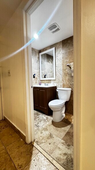 Building Photo - 999 Brickell Bay Dr