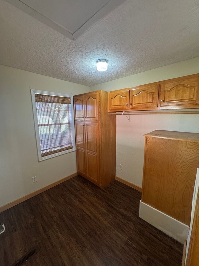 Building Photo - 2 BD, 1 BA Cozy Home in Dresden!