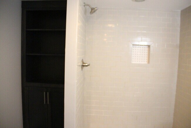 Building Photo - 2 Bed / 1 Bath Near Crieve Hall - McMurray...