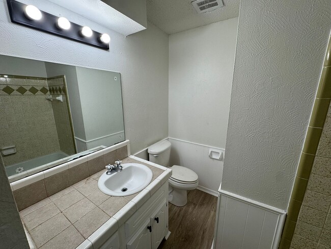 Building Photo - 2410 NW Saxon Cir
