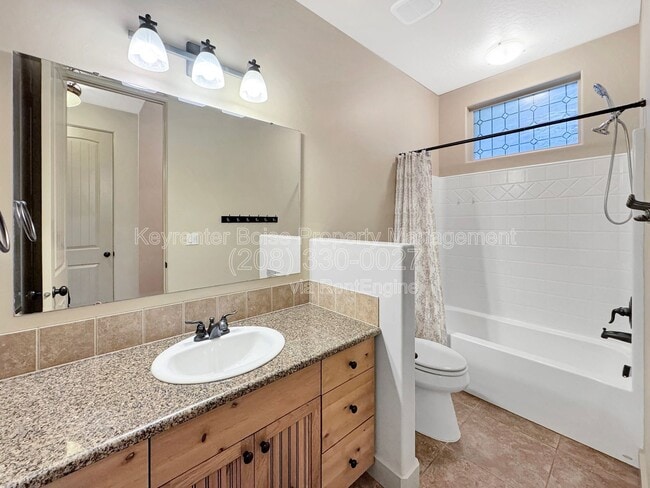 Building Photo - 3349 N Justin Ave