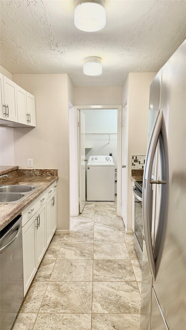 Building Photo - 18 Dellforest Ct