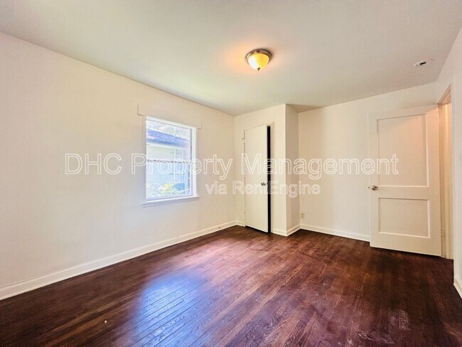 Building Photo - 2125 Larchwood Rd SW