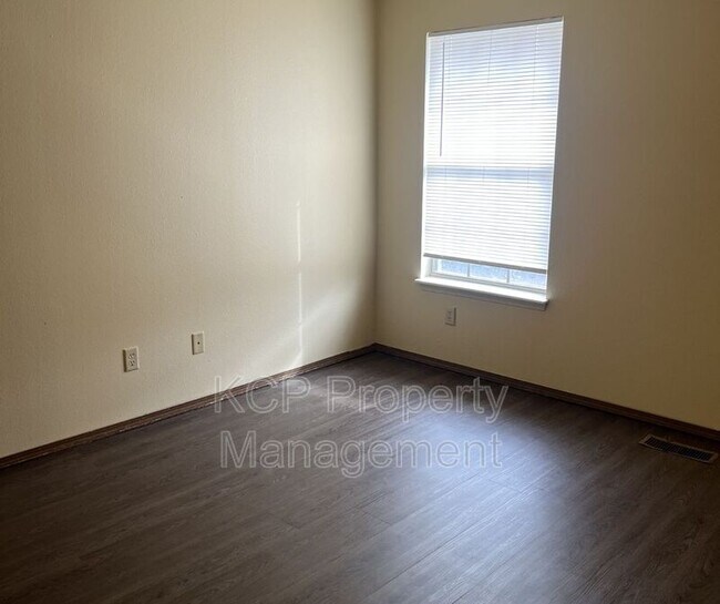 Building Photo - 3210 Phoenix Ave