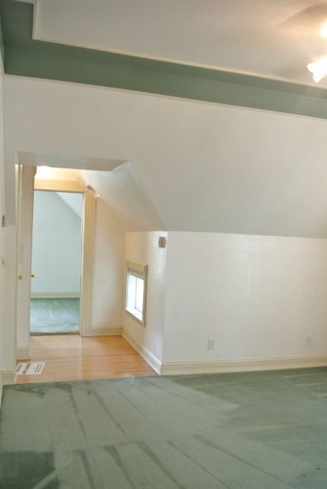 Building Photo - Bright and Spacious Second Story One-Bedroom Apartment in Prime Location!