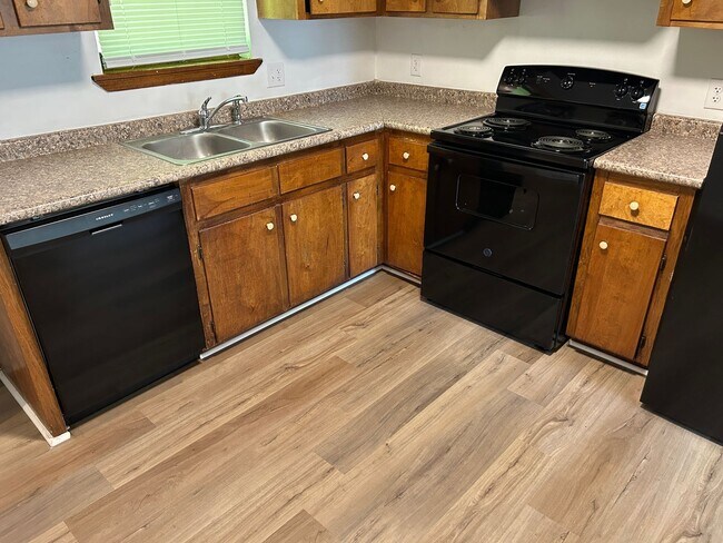 Building Photo - 144/146 Deer Creek Dr