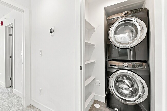 Building Photo - $3,640.95 with $300 Off the first month's rent, 2 Bed, 2.5 Bath Townhome in Denver with Rooftop P...