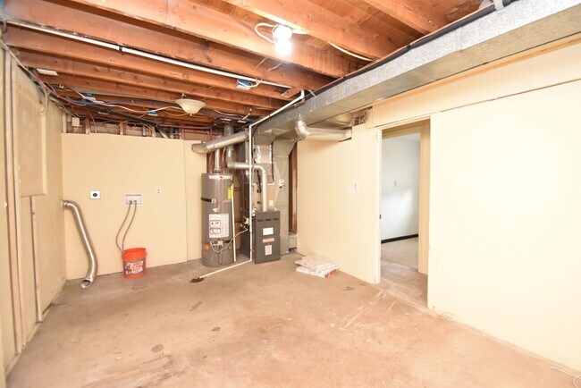 Building Photo - Spacious 5 Bedroom 3 Bathroom Home in Sandy!