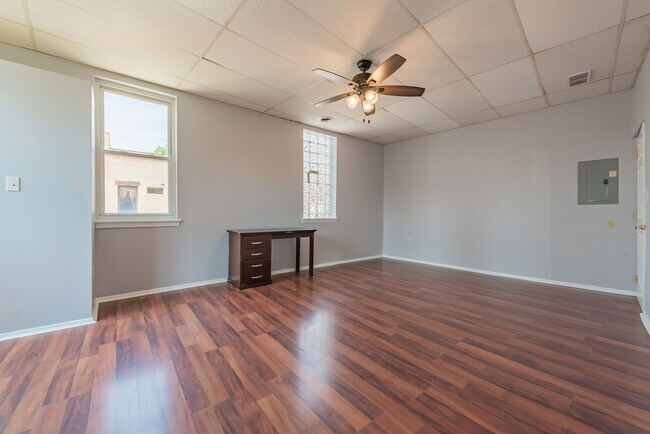 Building Photo - 104 N Graham St