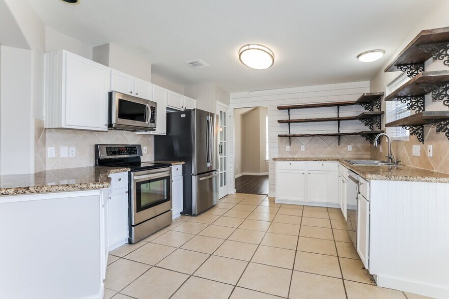 Building Photo - 311 Lake View Dr