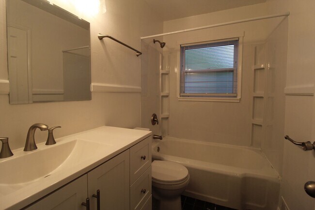 Building Photo - 2 Bedroom 1 Bath Home in Roeland Park