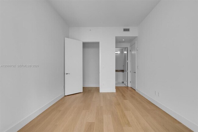 Building Photo - 175 SE 25th Rd